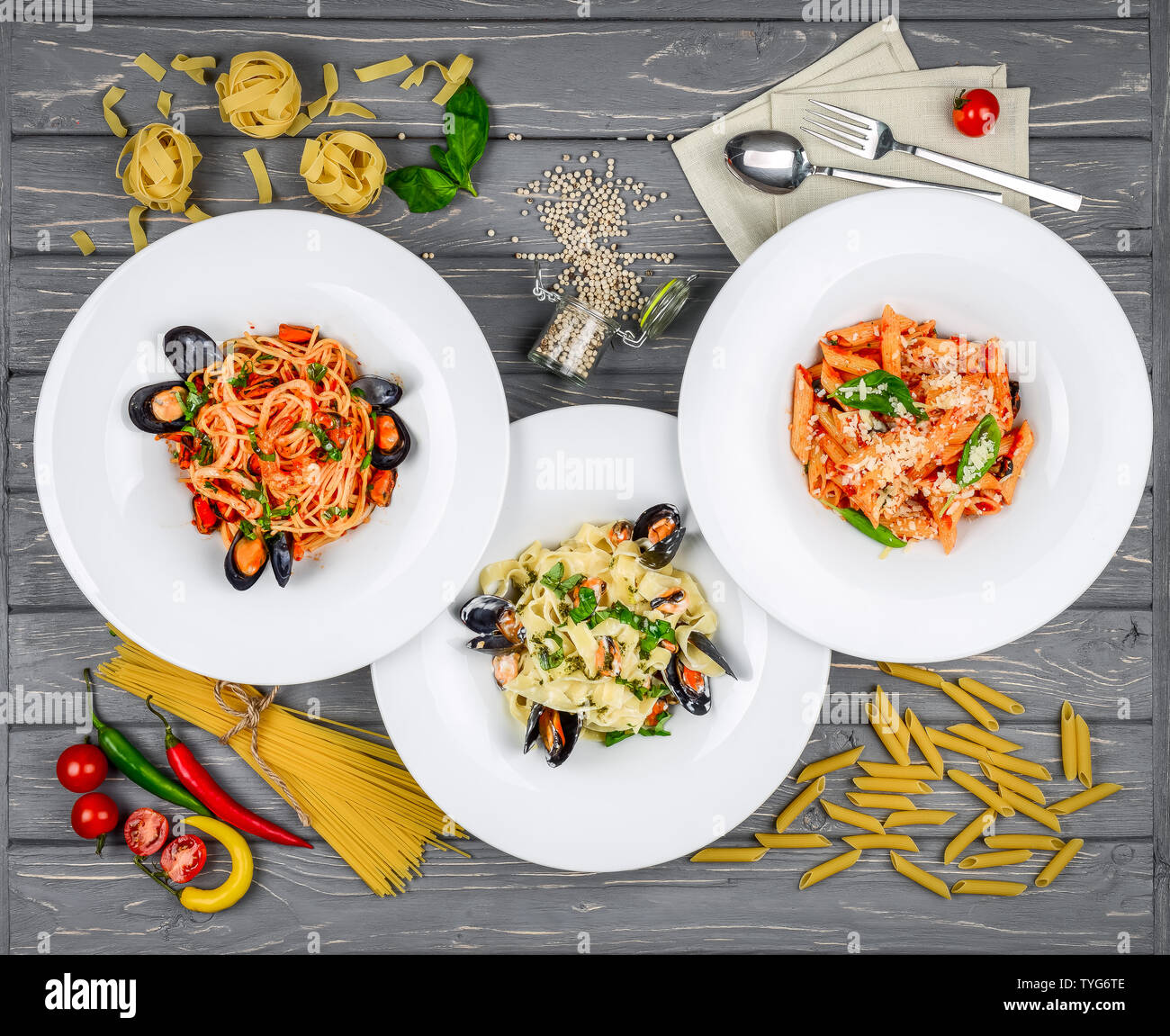 mediterranean-style-lunch-spaghetti-with-canned-mussels-and-tomato