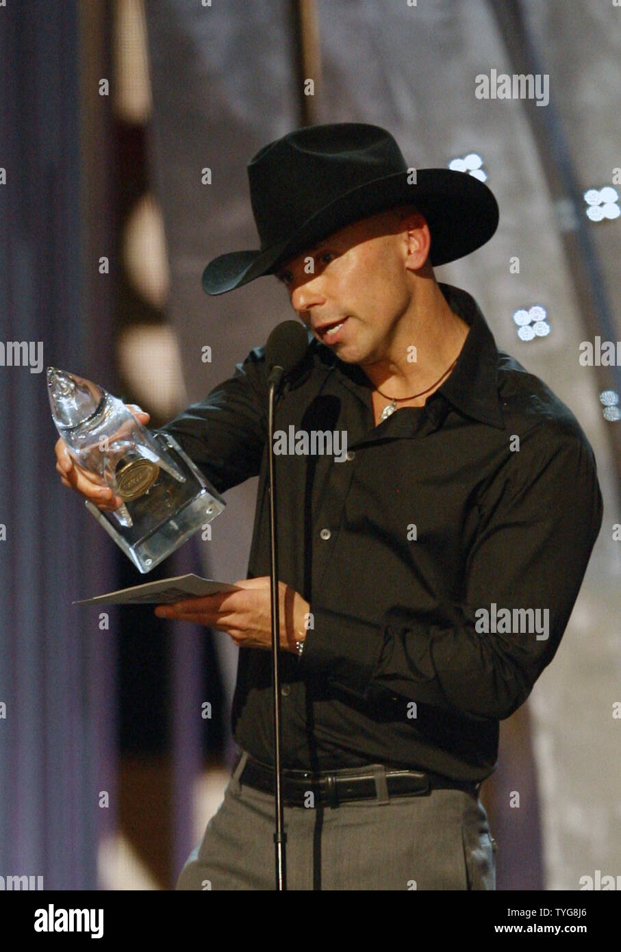 Kenny chesney cma award hires stock photography and images Alamy