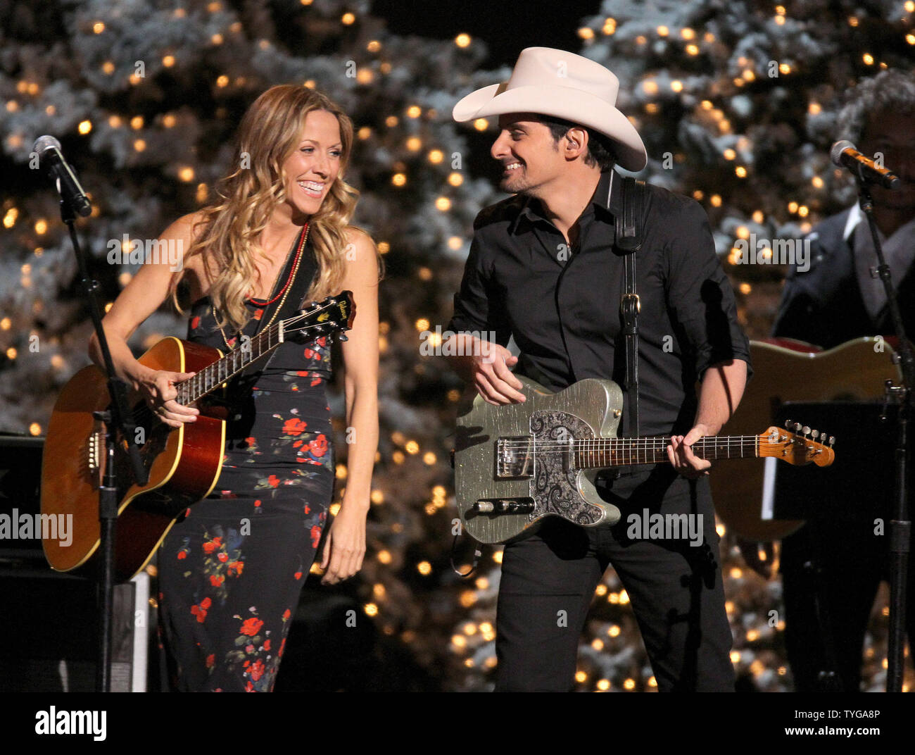 Brad Paisley 2022 Cma Country Christmas Brad Paisley And Sheryl Crow Perform During A Taping Of The Cma Country  Christmas Special In Nashville, Tennessee On November 11, 2010. Upi/Terry  Wyatt Stock Photo - Alamy