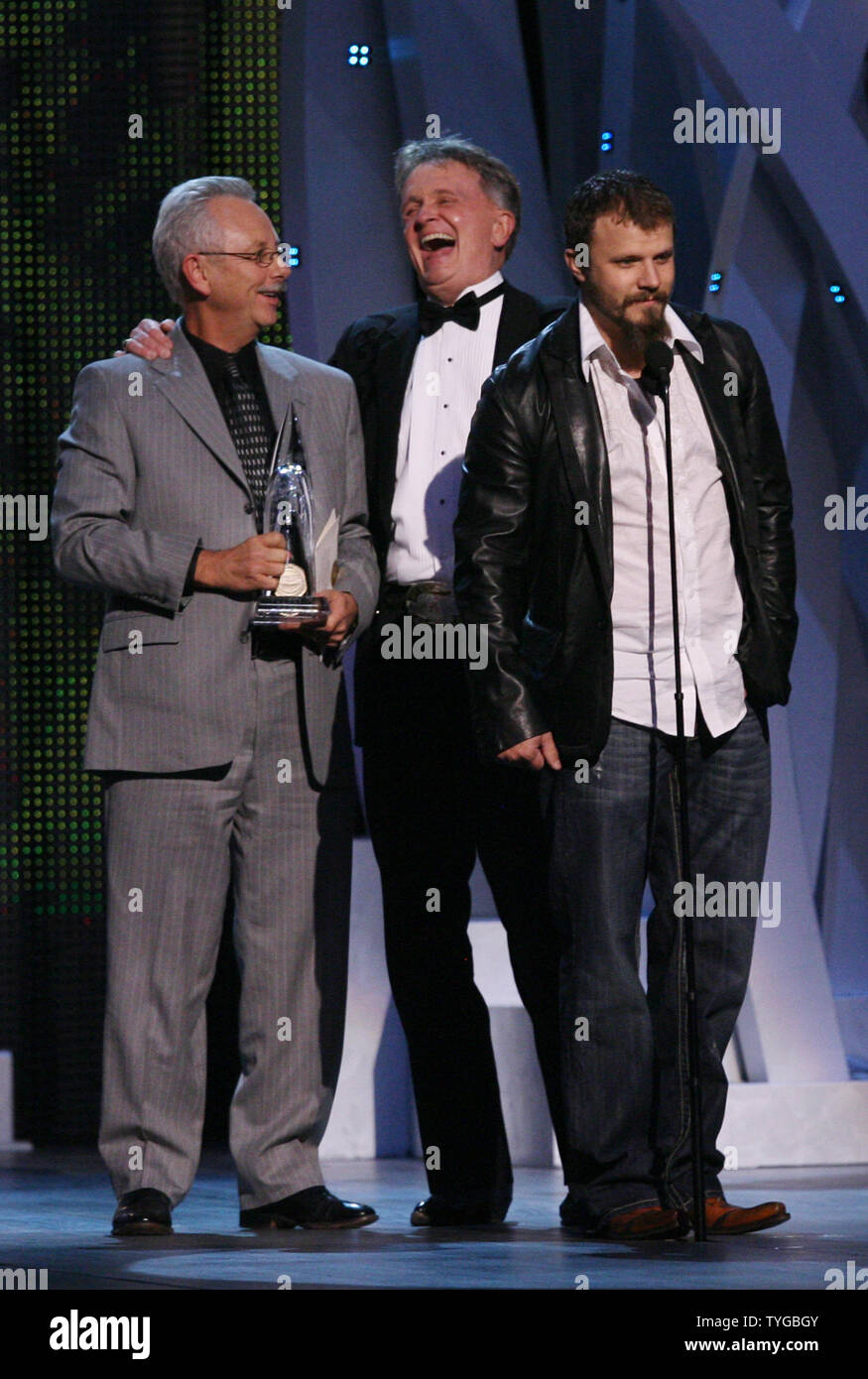 Songwriter Bill Anderson (C), Jamie Johnson and Buddy Cannon (L) accept the Song of the Year award at the 41st annual Country Music Association Awards in Nashville, Tennessee on November 7, 2007. (UPI Photo/Frederick Breedon) Stock Photo