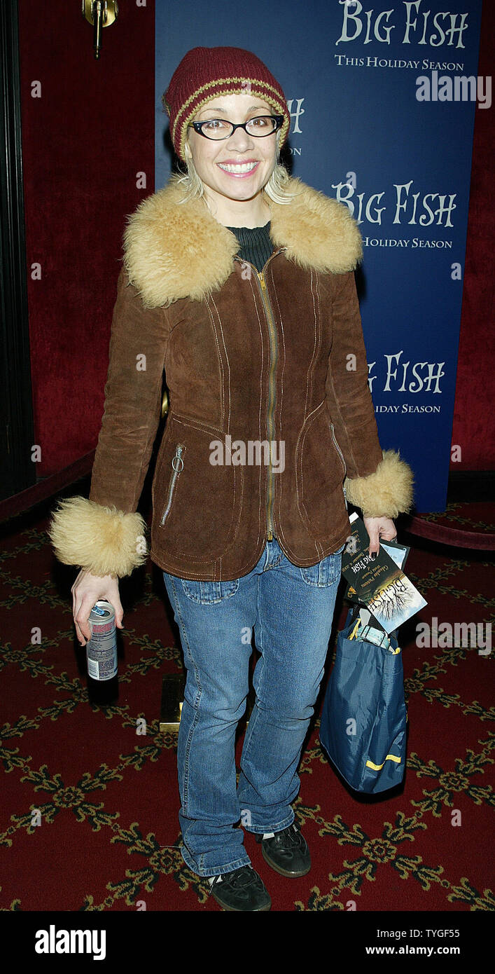 Janeane Garofalo poses for pictures at the premiere of "Big Fish" at