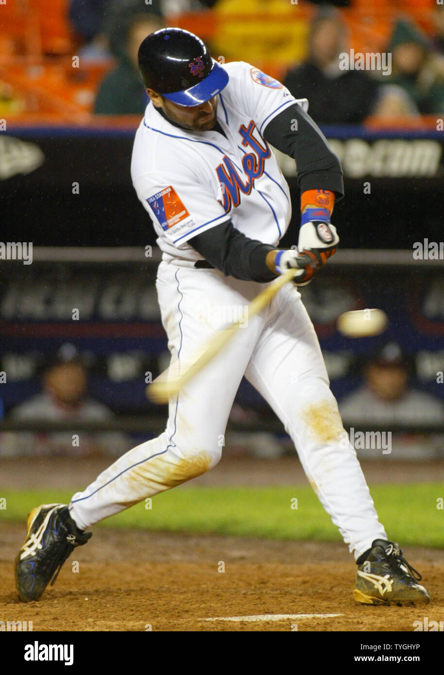 Mike Piazza New York Mets 2004 Batting Action 16 x 20 Photo