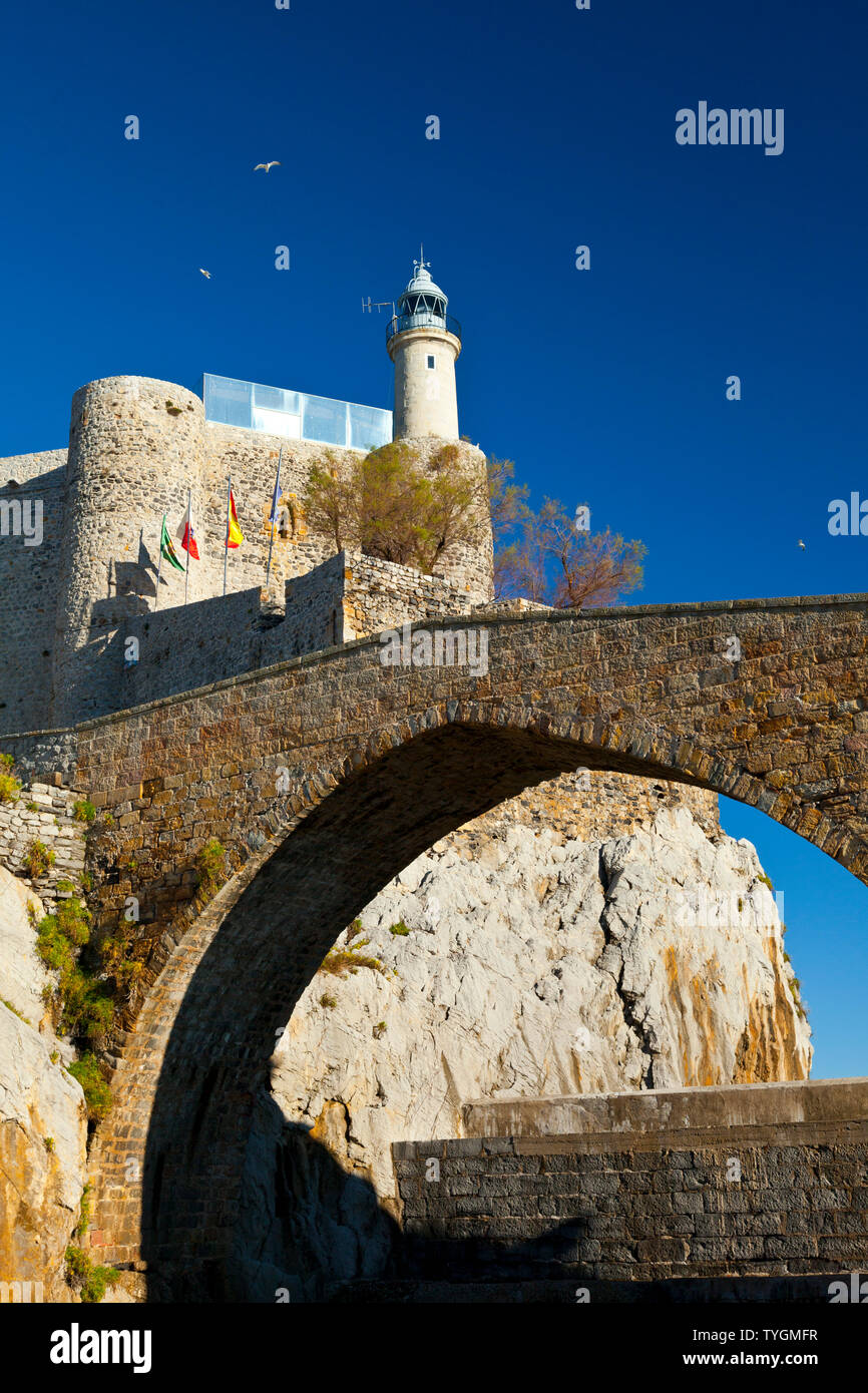 Puente medieval y Faro del Castillo de Santa Ana, Castro Urdiales, Mar