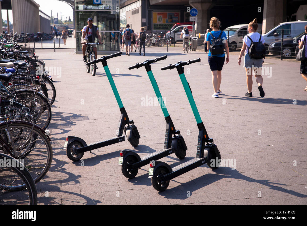 Beregn locker Akvarium Tier electric scooters for rental at the main station, Cologne, Germany.  Tier Elektroscooter zum mieten am Hauptbahnhof, Koeln, Deutschland Stock  Photo - Alamy