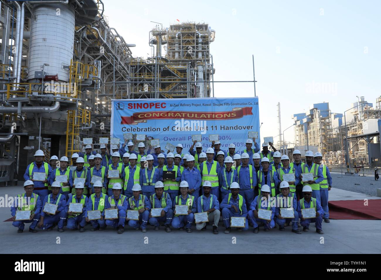 (190626) AL AHMADI GOVERNORATE, June 26, 2019 (Xinhua) Employees