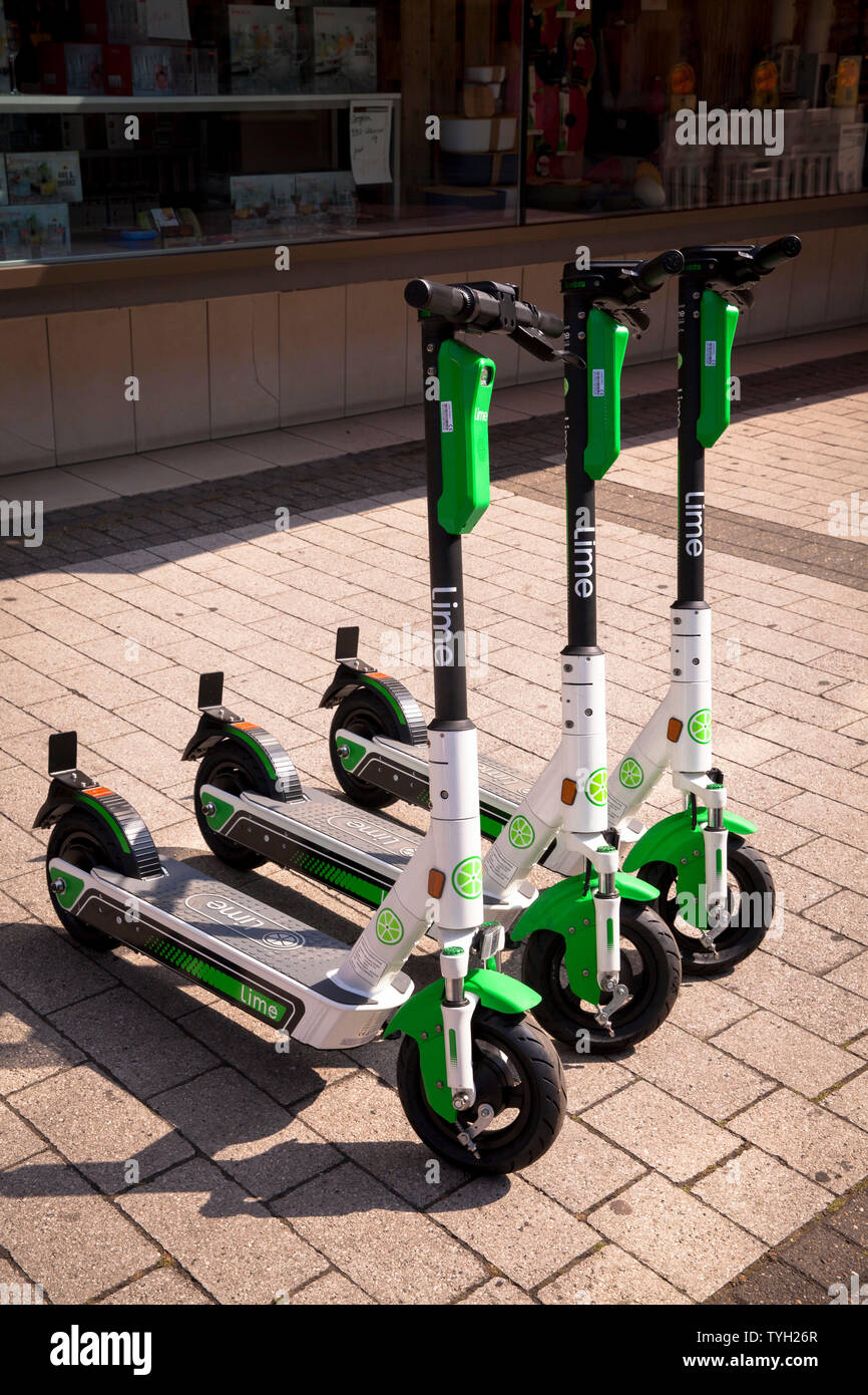 Lime-S electric scooters for rental in the city, Cologne, Germany.  Lime-S Elektroscooter zum mieten in der Innenstadt, Koeln, Deutschland. Stock Photo