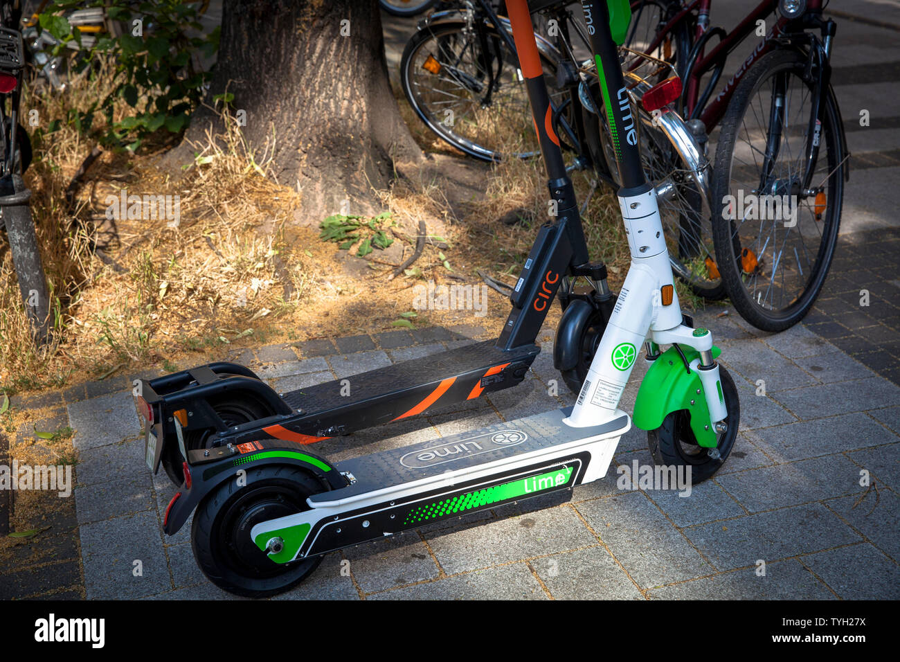 Lime-S and Circ electric scooters for rental in the city, Cologne, Germany.  Lime-S und Circ Elektroscooter zum mieten in der Innenstadt, Koeln, Deuts Stock Photo