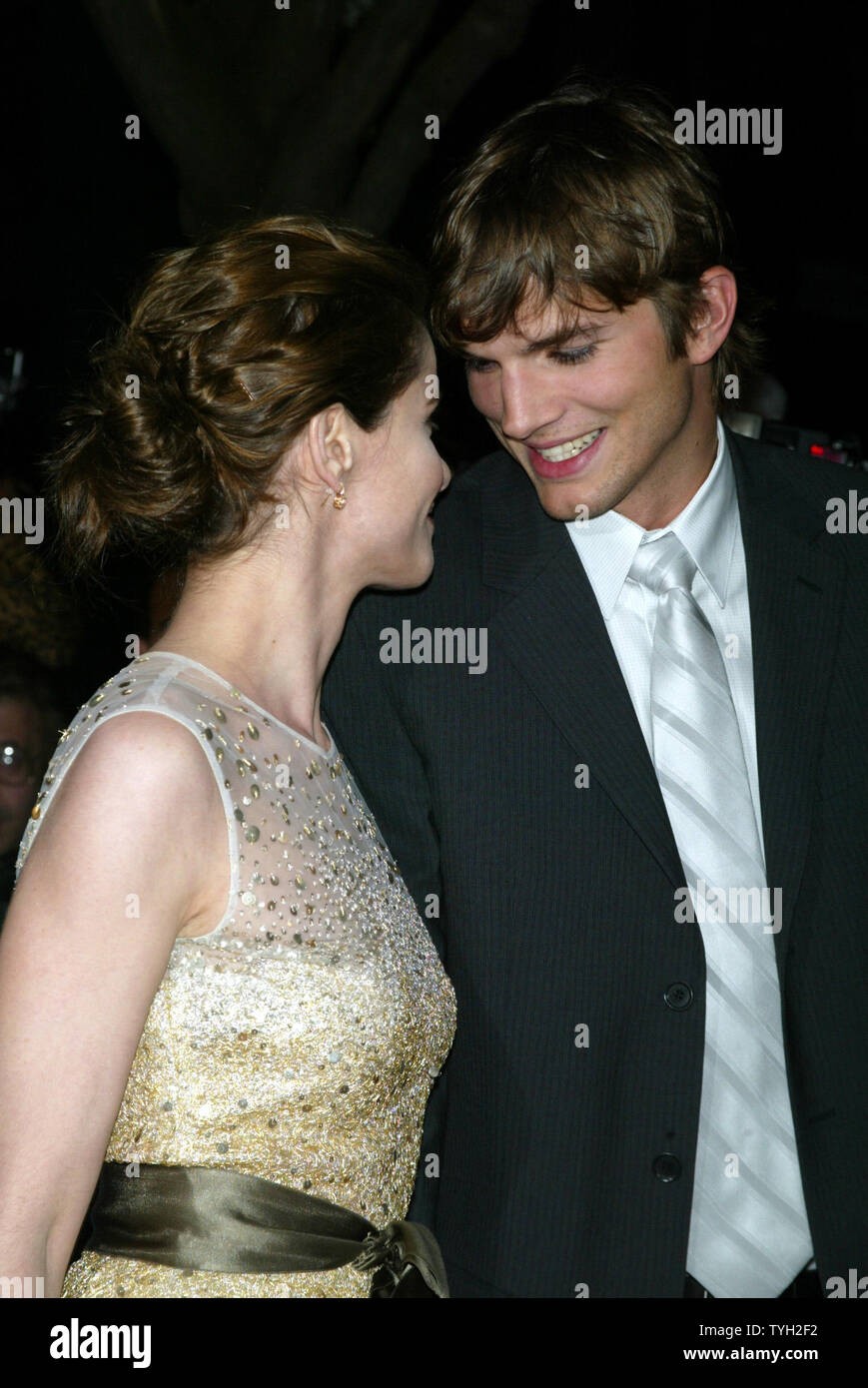 Amanda peet and ashton kutcher hi-res stock photography and images - Alamy