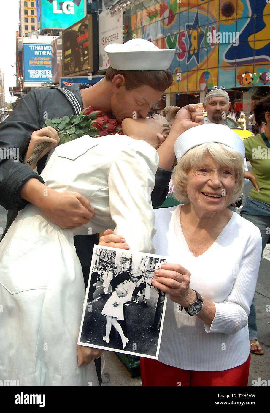 86 year old Edith Shain, the original nurse in the 1945 VJ Day photo made in New York's Times Square, returns to Times Square to take part on August 11, 2005 in the unveiling of  the sculpture'Unconditional Surrender' by J.Seward Johnson which celebrates that moment in time. Ms. Shain will reunite on August 14th with the salior who kissed her Carl Muscarello on that day 60 years ago when World War 11 officially ended.  (UPI Photo/Ezio Petersen) Stock Photo