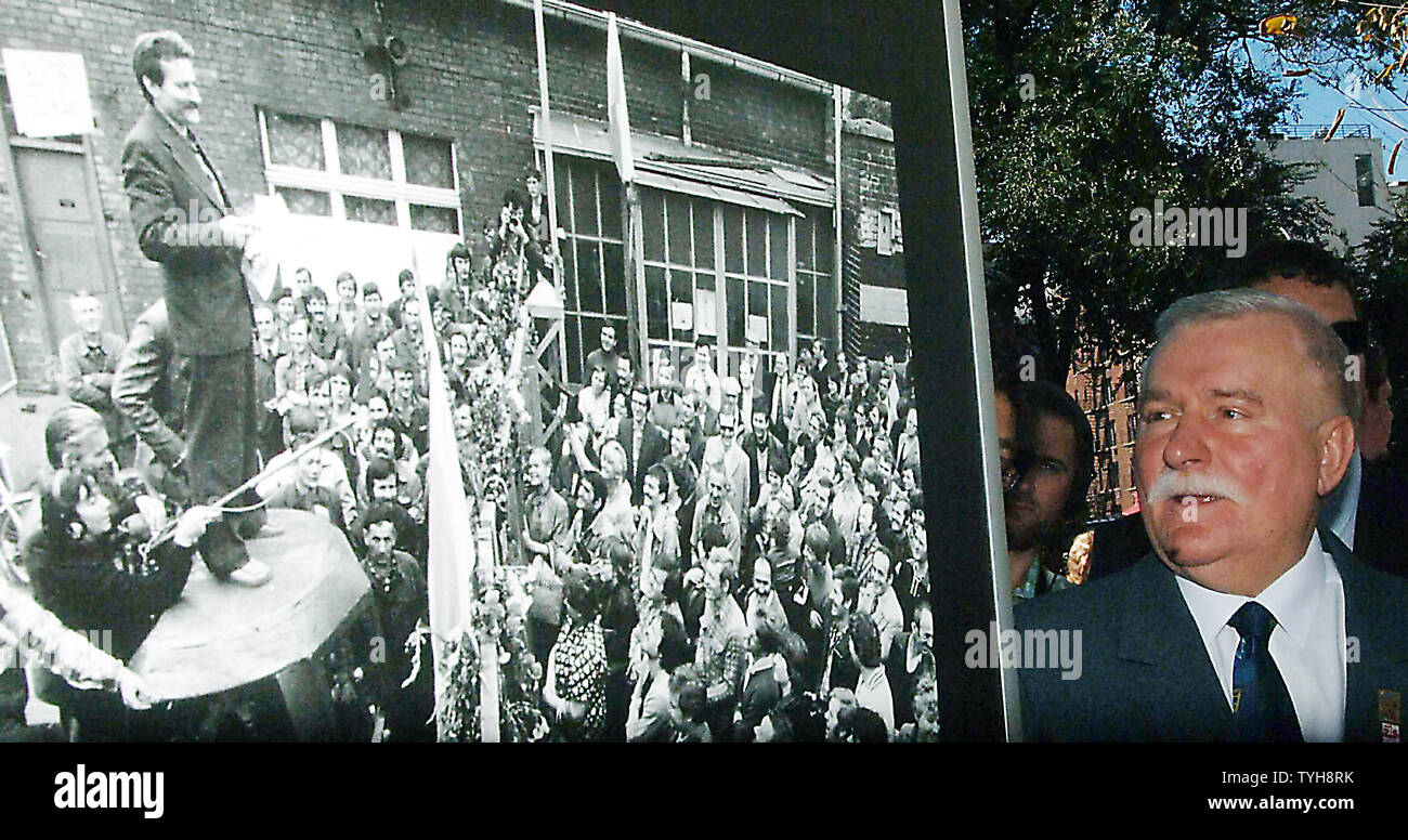 Nobel Peace Prize Laureate and former President of Poland Lech Walesa walks on Sept. 28, 2005 thru the outdoor exhibit in New York's Union Square Park "Poland on the Front Page" which celebrates the 25th anniversary of the birth of the Solidarity Movement in Poland.  (UPI Photo/Ezio Petersen) Stock Photo
