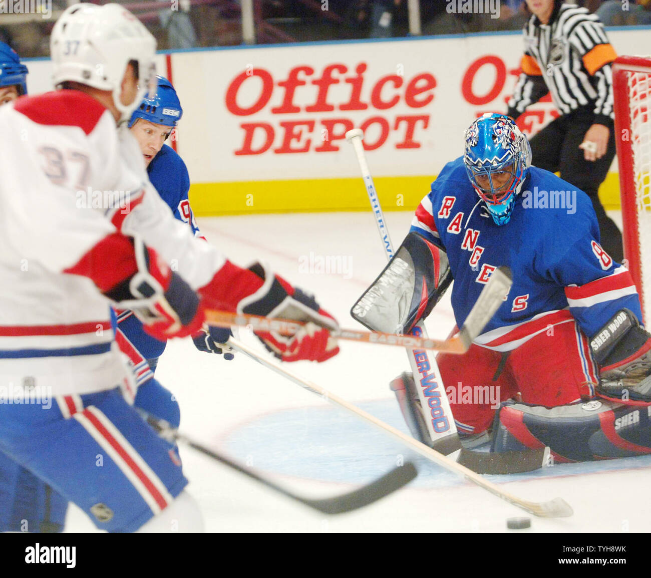 Kevin Weekes Makes His New York Rangers Debut At Madison Square