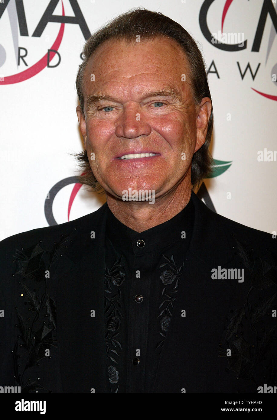 Glenn Campbell arrives for the 39th Annual CMA Awards at Madison Square