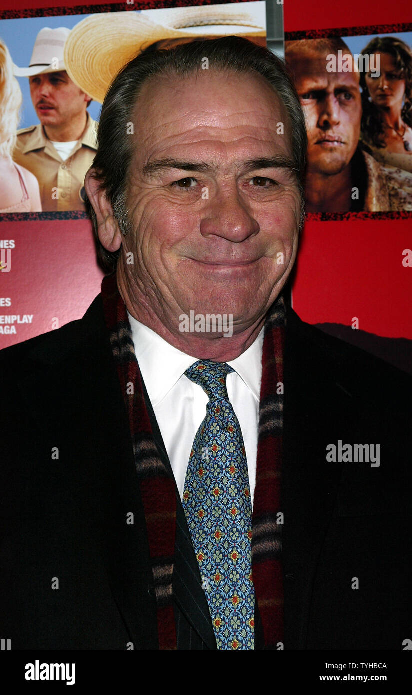 tommy-lee-jones-arrives-for-the-premiere-of-his-new-movie-the-three