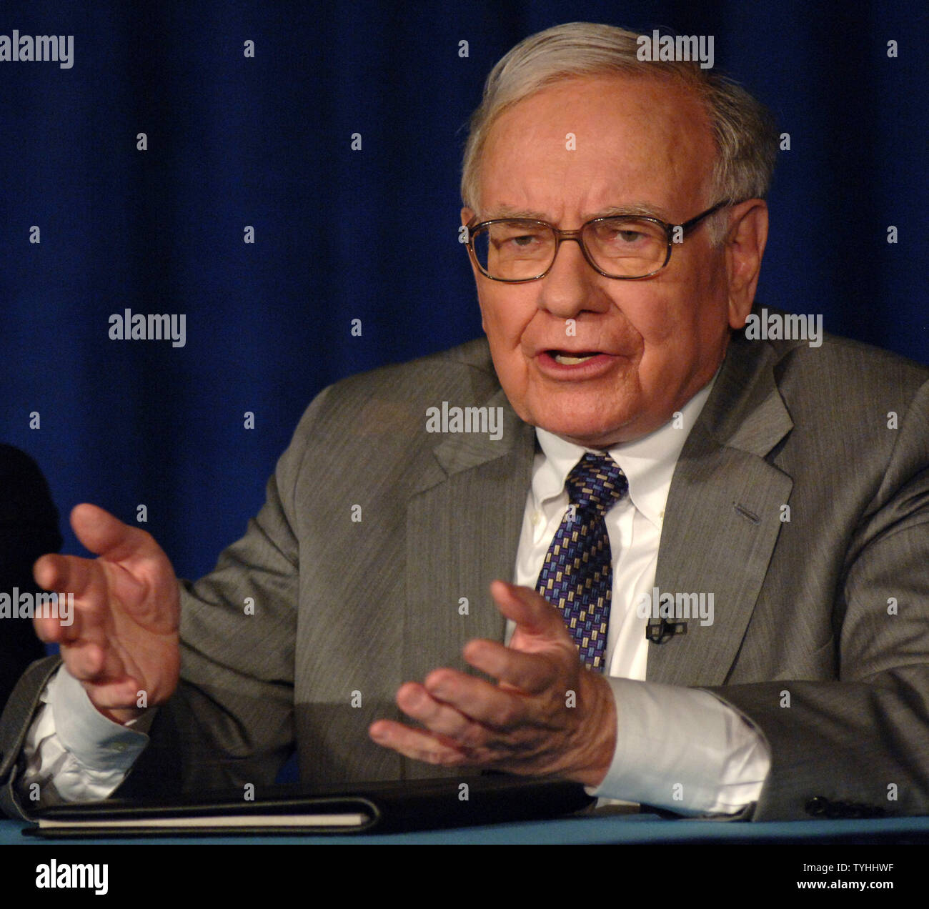 Warren Buffett, CEO of Berkshire Hathaway Inc. explains to the New York media on June 26, 2006 the reasons for donating $37 billion dollars of his fortune over the next few years to the Bill and Melinda Gates Foundation.   (UPI Photo/Ezio Petersen) Stock Photo
