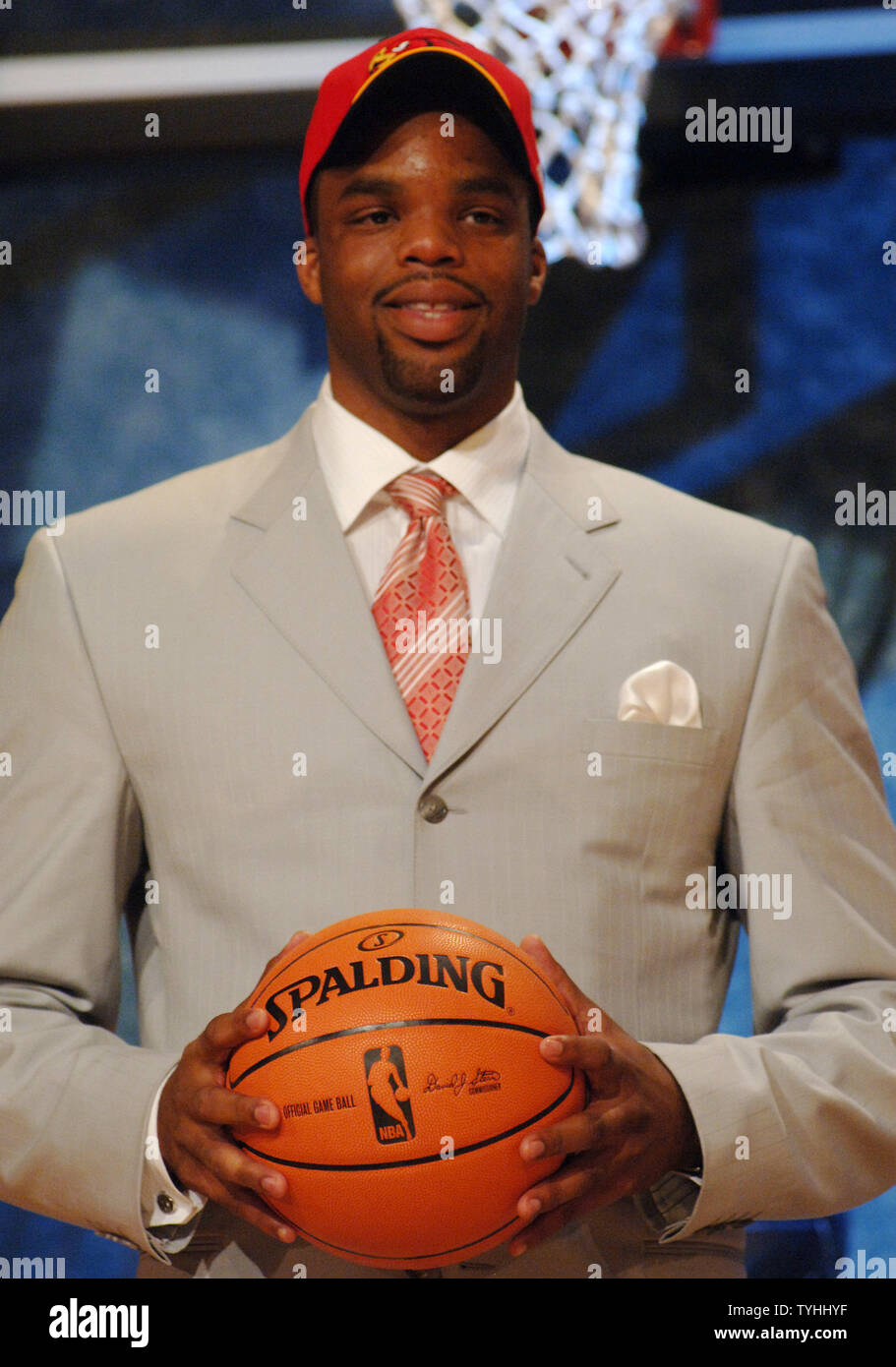 Shelden Williams chosen as 5 draft pick at the 2006 NBA Draft