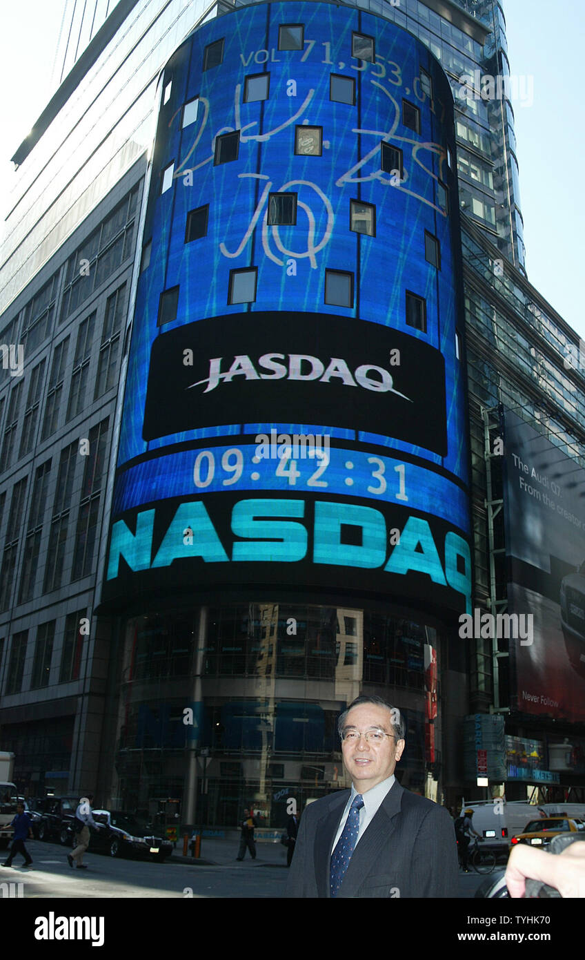 JASDAQ President and CEO Mr. Takashi Tsutsui rings the Opening