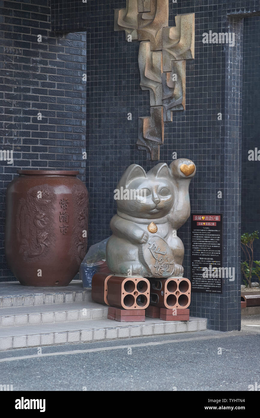 Maneki-neko statue at the Tokoname pottery footpath close to Nagoya Chubu Centrair International Airport. Stock Photo
