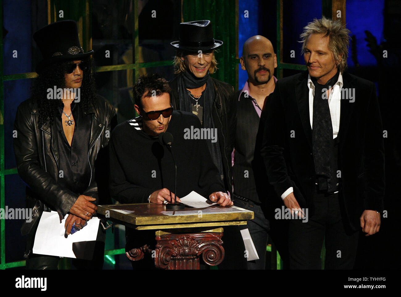 Slash, Scott Weiland, David Kushner, Michael McKagan and Matt Sorum speak at the podium during the Rock and Roll Hall of Fame induction ceremonies at the Waldorf Astoria in New York City on March 12, 2007.  (UPI Photo/John Angelillo) Stock Photo