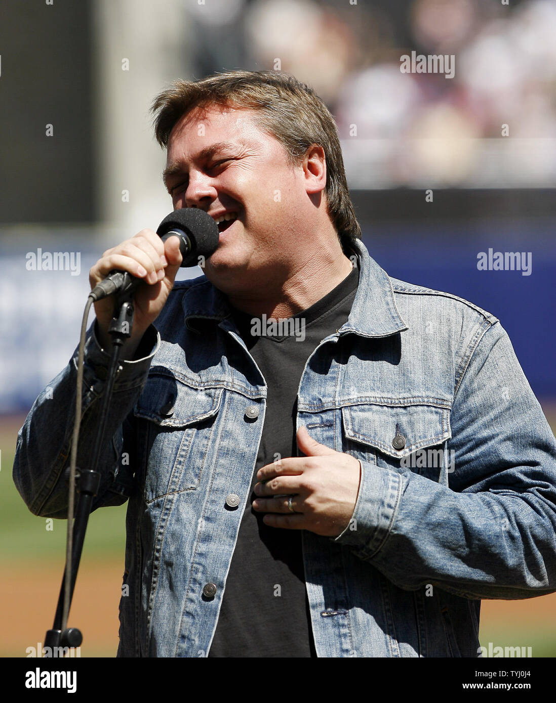 Edwin McCain performs for fans before the game at Shea Stadium in New