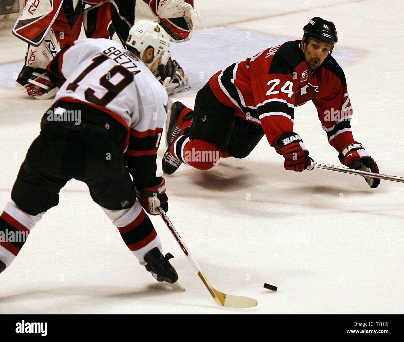 Ottawa Senators Jason Spezza 19 tries to shoot the puck past a