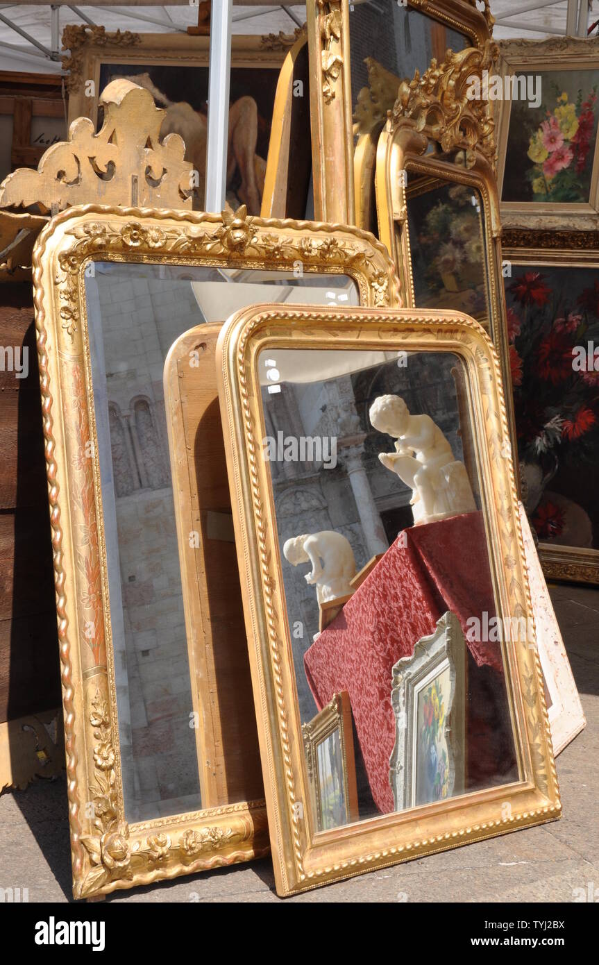 Piazza san zeno flea market hires stock photography and images Alamy