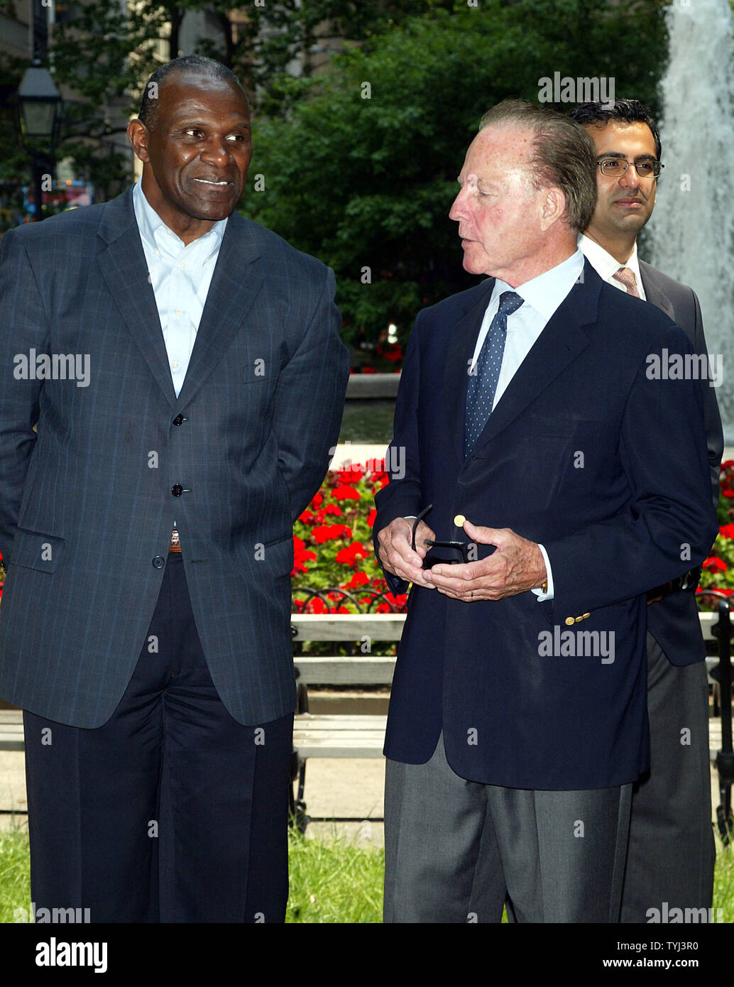 Harry Carson (L) poses with Frank Gifford at the press conference announcing the Partnership between the Pro Football Hall of Fame and the National Sports Museum at Bowling Green Park in New York on June 19, 2007.  (UPI Photo/Laura Cavanaugh) Stock Photo
