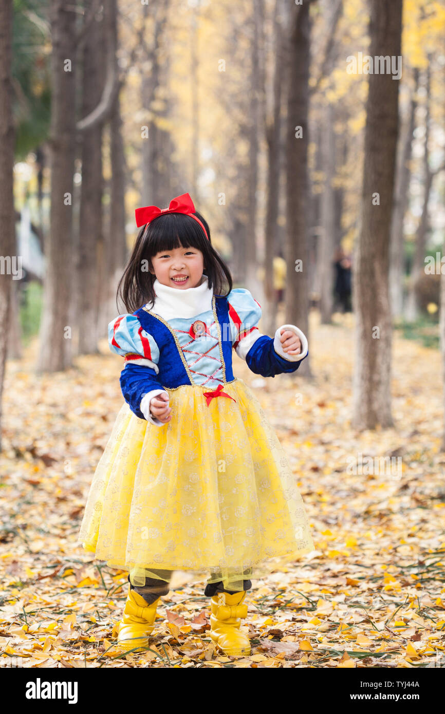 little girl dress in snow white costume in forest Stock Photo - Alamy