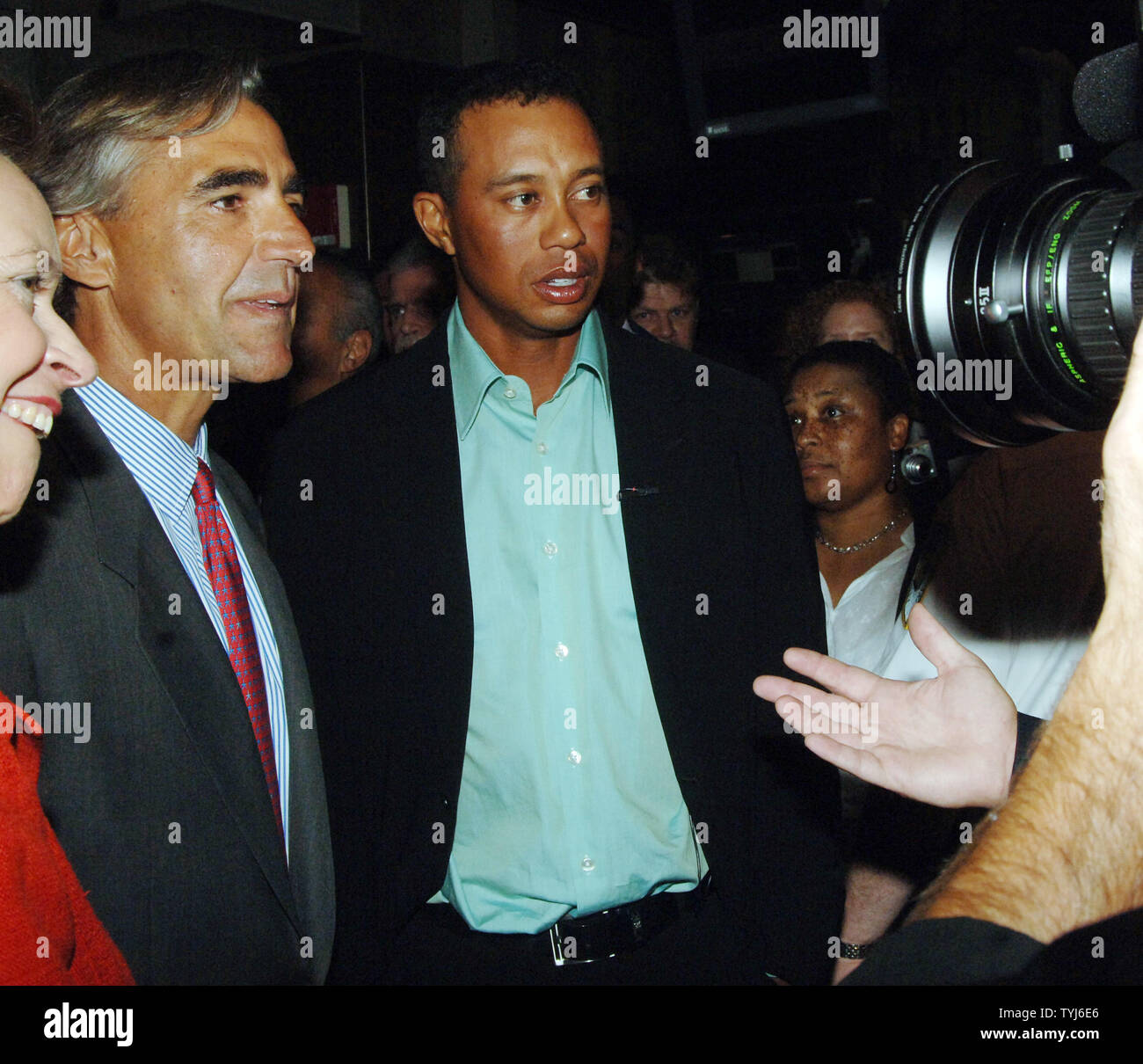 Deutsche Bank Americas CEO Seth Waugh (L) and golf pro Tiger Woods take  part in the ceremonial opening bell ceremonies at the New York Stock  Exchange on August 28, 2007, to kick