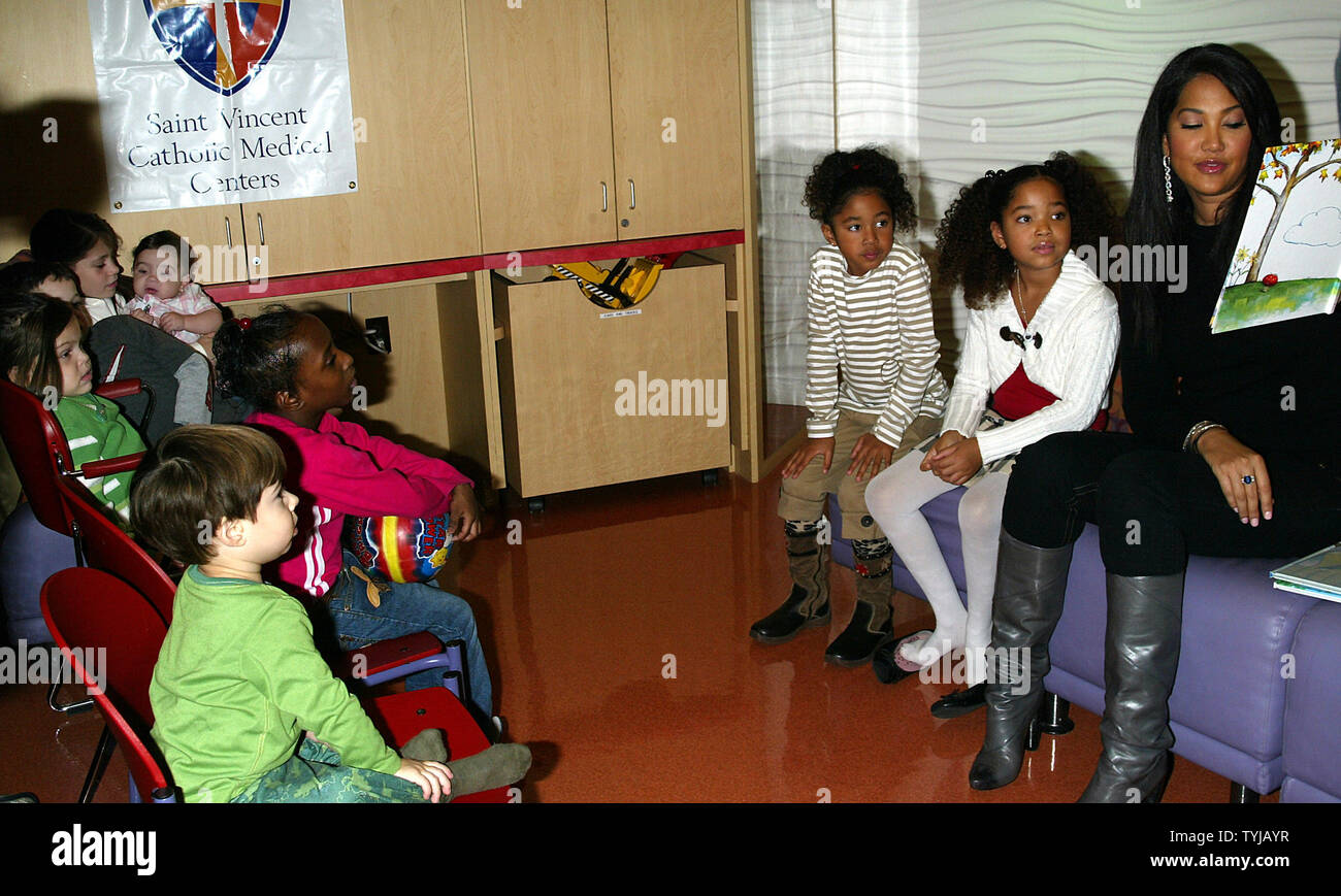Kimora Lee Simmons and daughters read to sick children in the pediatric