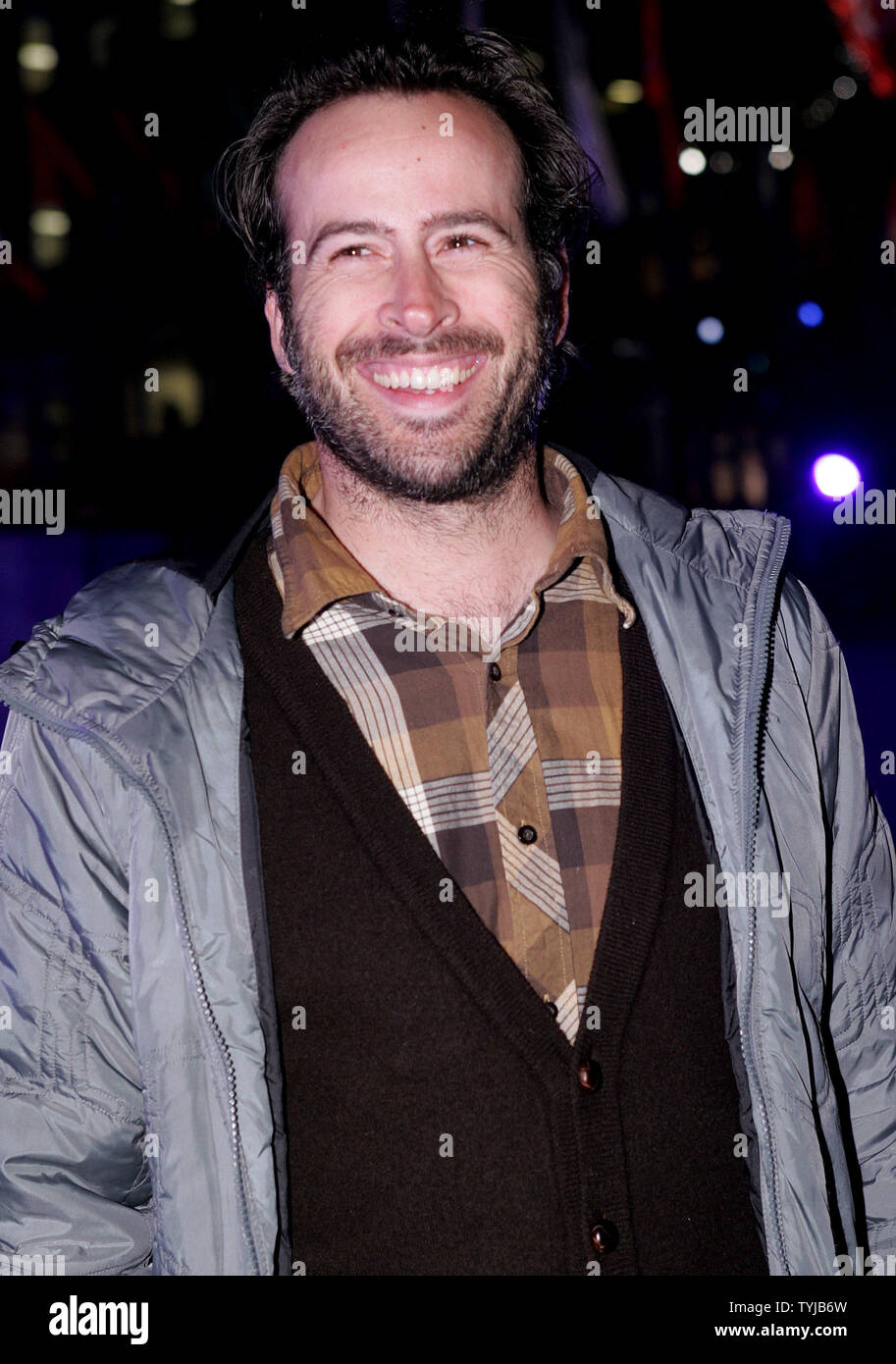 Actor Jason Lee attends the 75th Christmas tree lighting ceremony at Rockefeller Center on November 28, 2007 in New York City. The 84-foot high Norway spruce is being illuminated by 30,000 light-emitting diodes which use half the electricity of conventional bulbs.  (UPI Photo/Monika Graff). Stock Photo