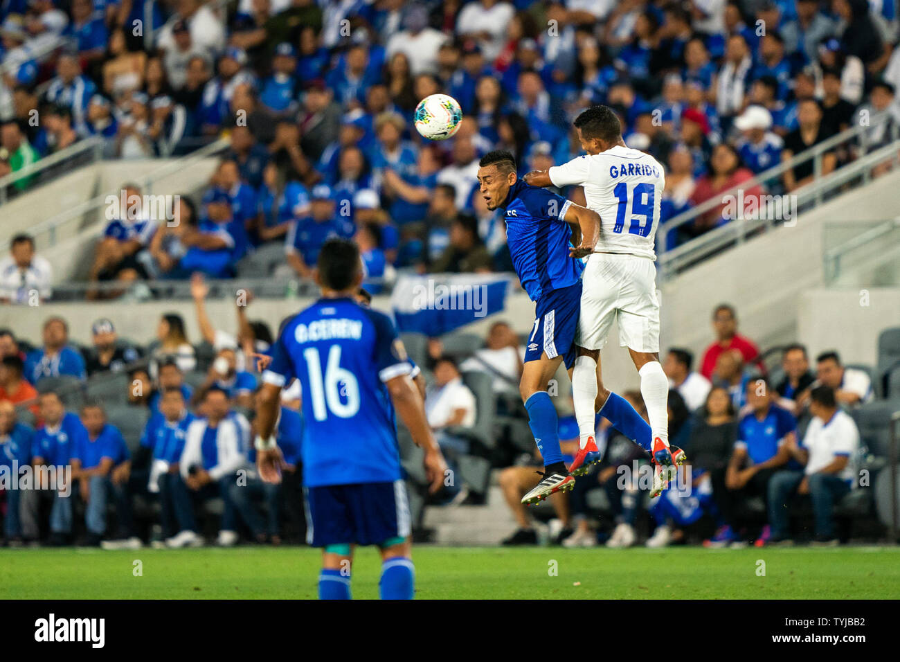 Los Angeles, USA. 25th June, 2019. Luis Garrido (R) of Honduras vies with Bryan Tamacas of El Salvador during the Group C match between Honduras and El Salvador at the 2019 CONCACAF Gold Cup in Los Angeles, June 25, 2019. Honduras won 4-0. Credit: Qian Weizhong/Xinhua/Alamy Live News Stock Photo