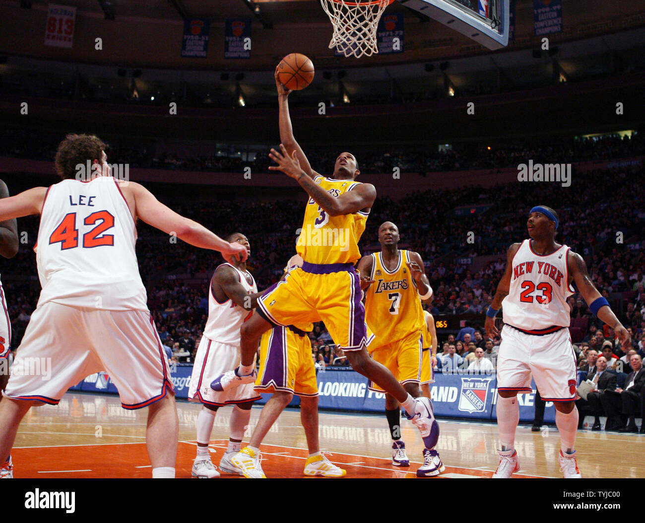 Los Angeles Lakers Trevor Ariza 3 Shoots A Lay Up Against The New York Knicks In The First Half At Madison Square Garden In New York City On December 23 2007 Upi