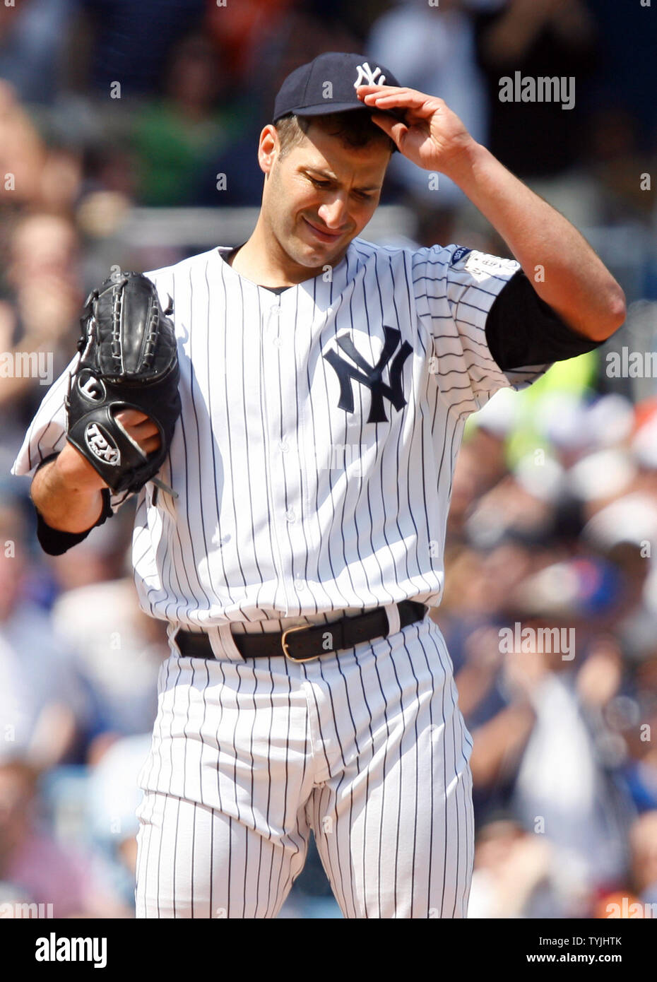 Andy Pettitte throws first pitch before Yankees' game vs. Mets