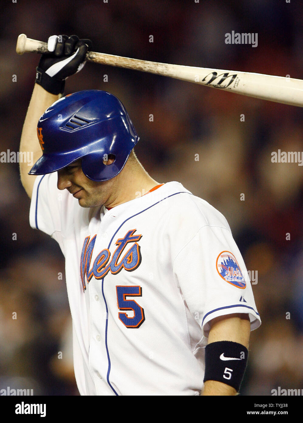 New York Mets David Wright reacts after flying out in the ninth
