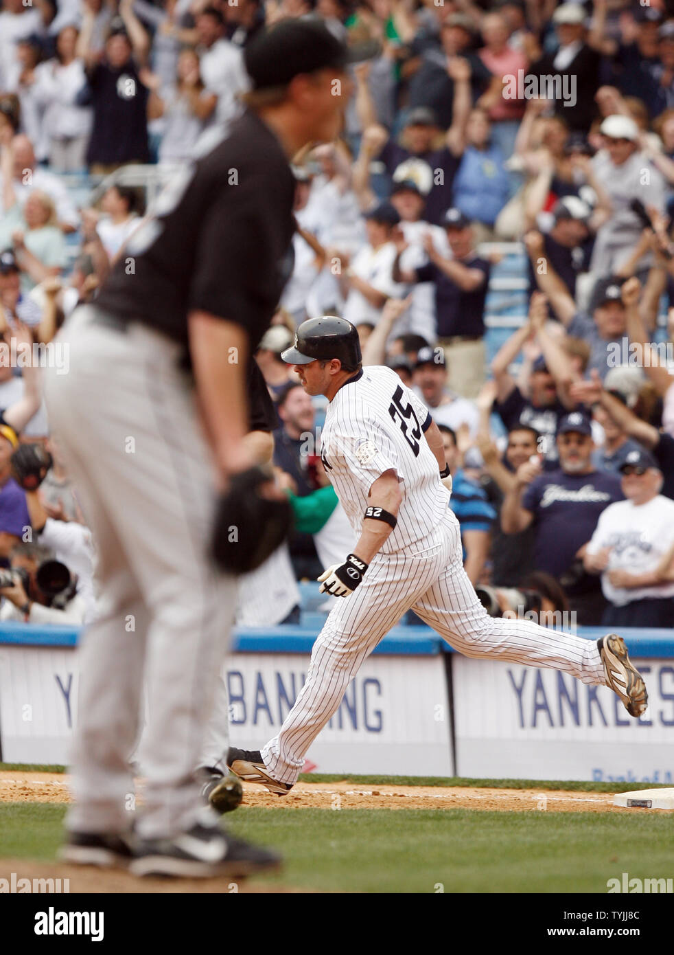 New York Yankees Jason Giambi hits a walk off pinch hit 2run homer while Toronto Blue Jays
