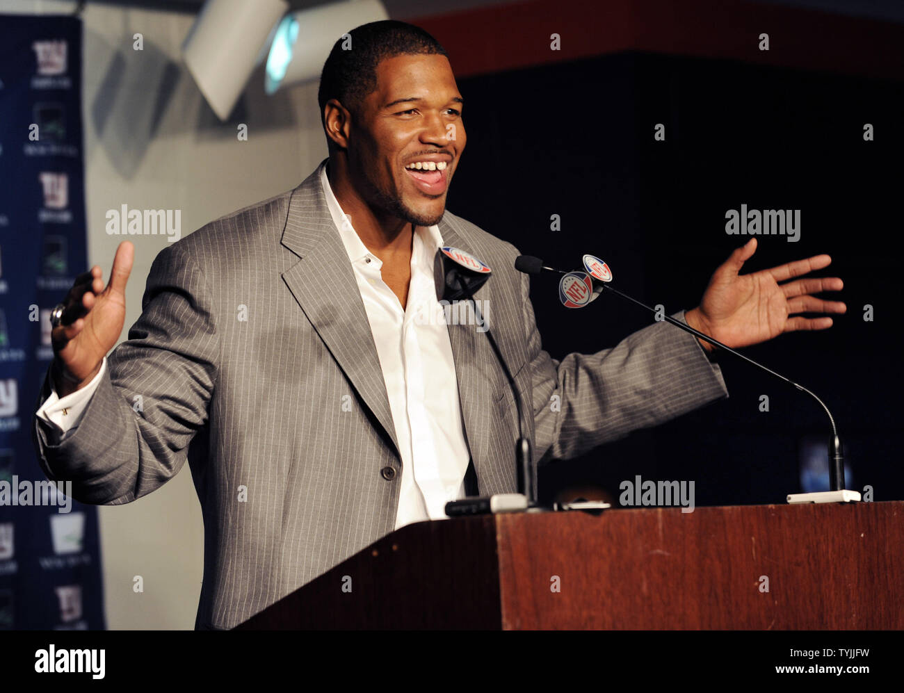 New York Giants Michael Strahan walks away from the podium after his  retirement press conference at Giants Stadium in East Rutherford, New Jersey  on June 6, 2008. Strahan retires after 15 years