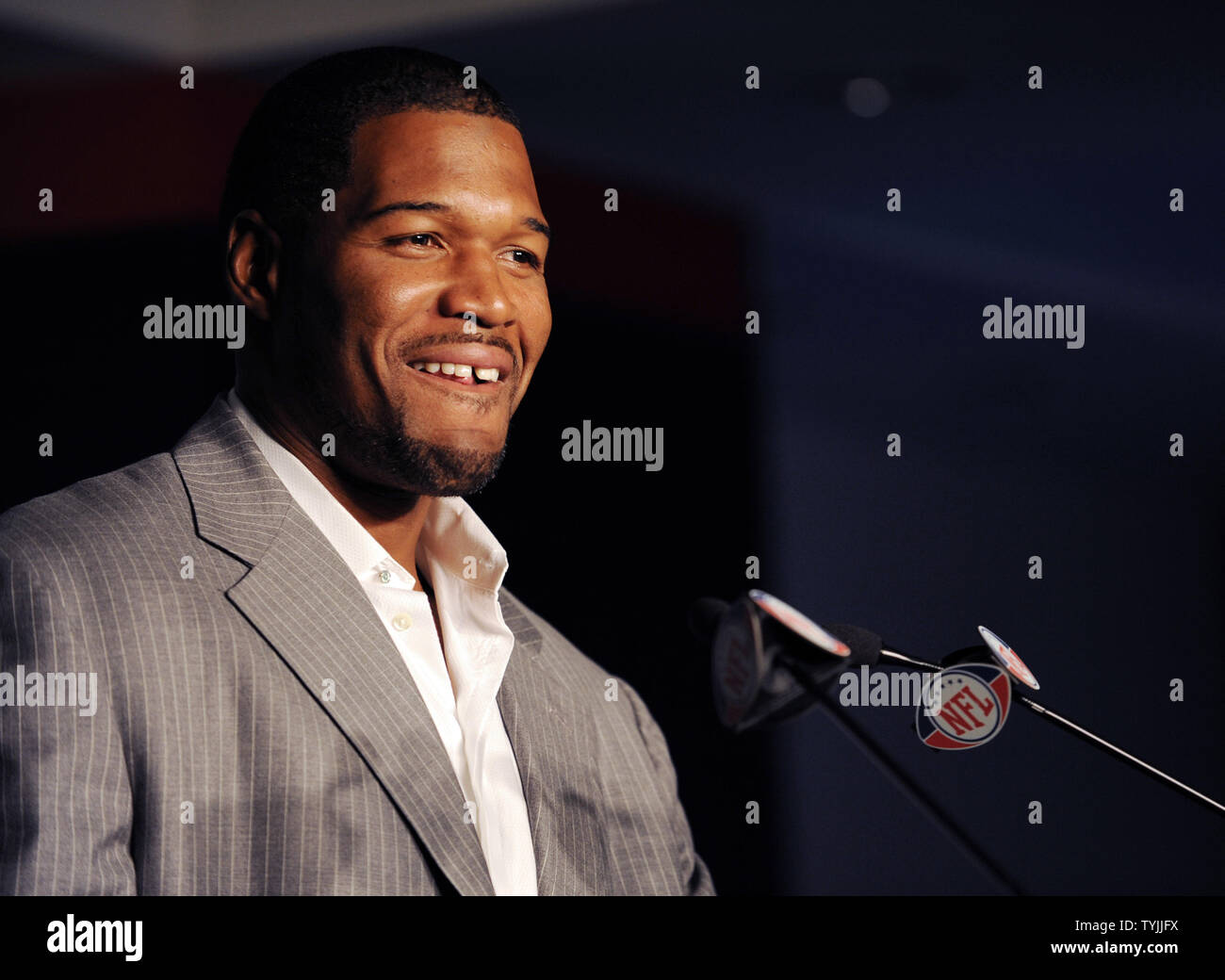 New York Giants Michael Strahan points his finger in the air and winks  while walking off of the field in week 13 at Giants Stadium in East  Rutherford, New Jersey on December