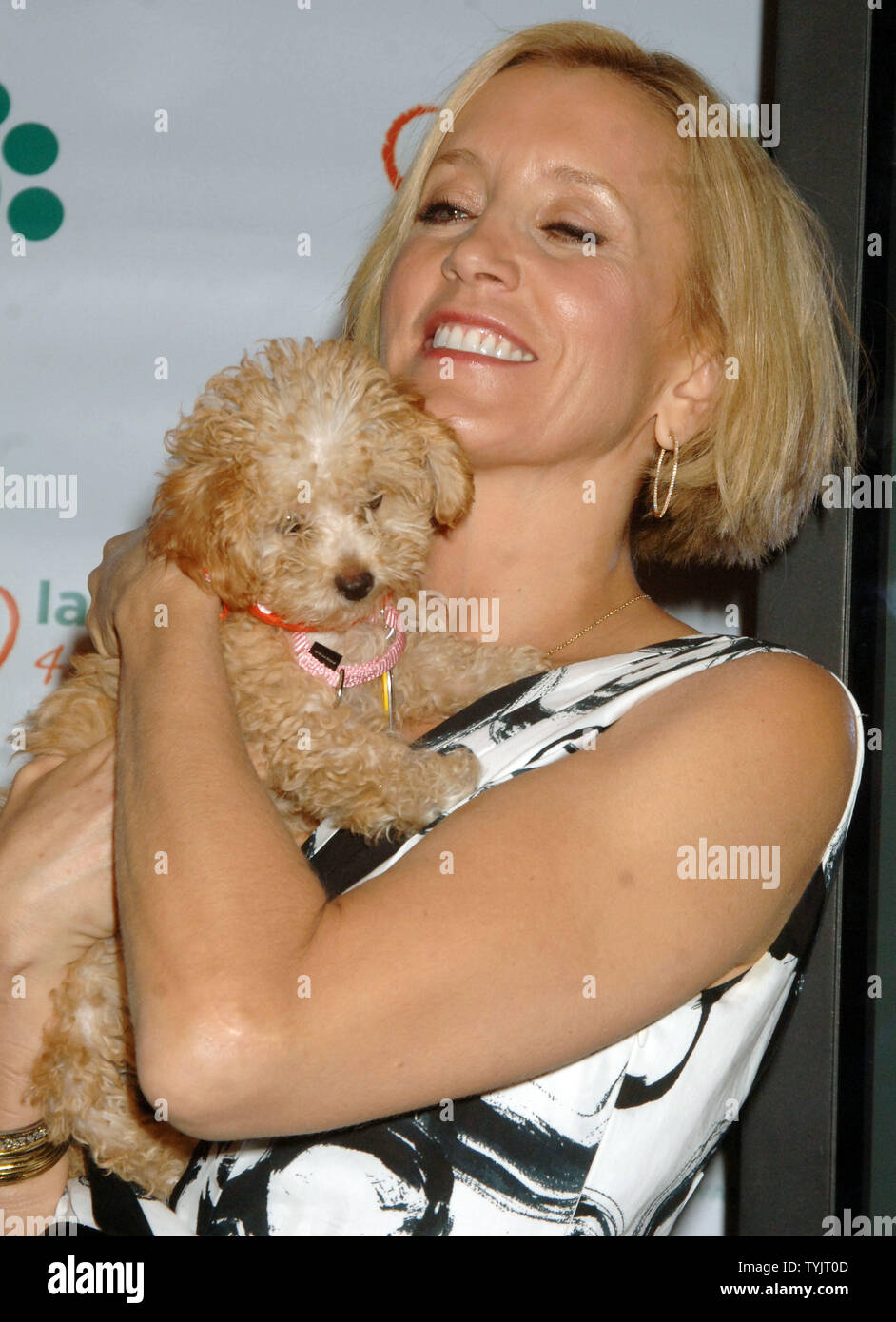 Actress Felicity Huffman, of the TV series Desperate Housewives, helps(00)