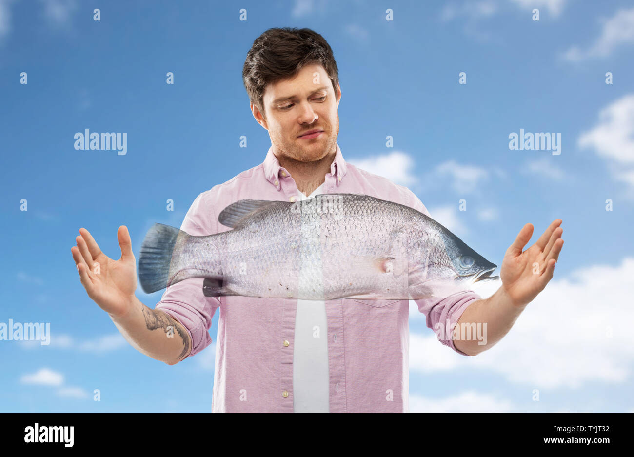 рыбак показывает большую рыбу руками. Over fish. пятнистый сибас. Fish over. Fish over.