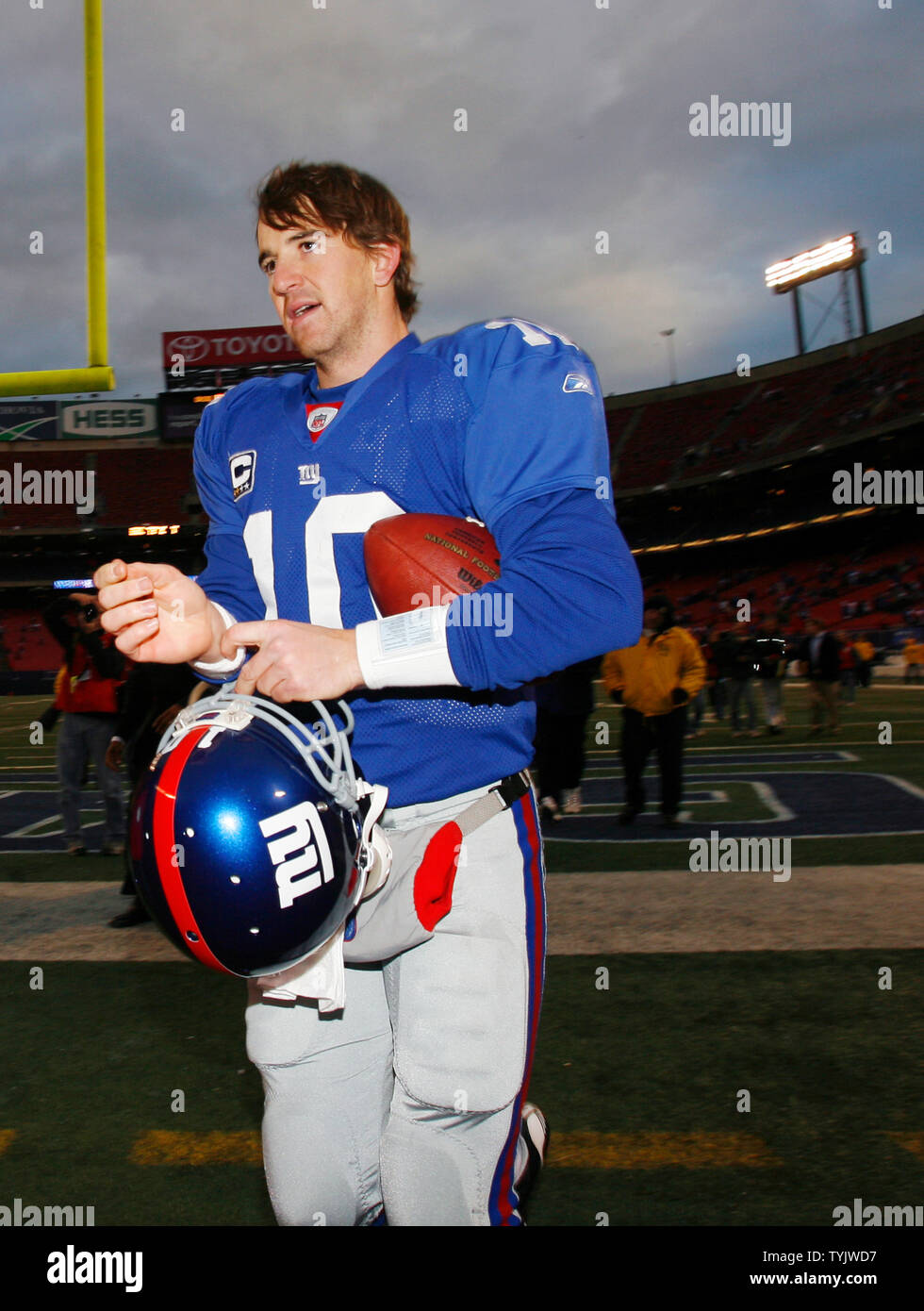 Giants eli manning walks off hi-res stock photography and images - Alamy