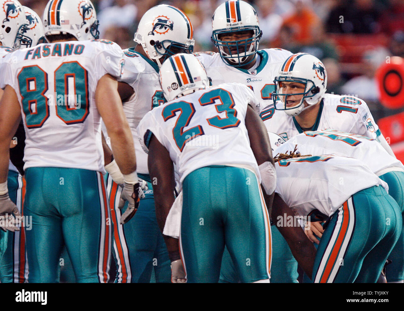 Miami Dolphins Chad Pennington (10) talks in the huddle in the first  quarter against the New