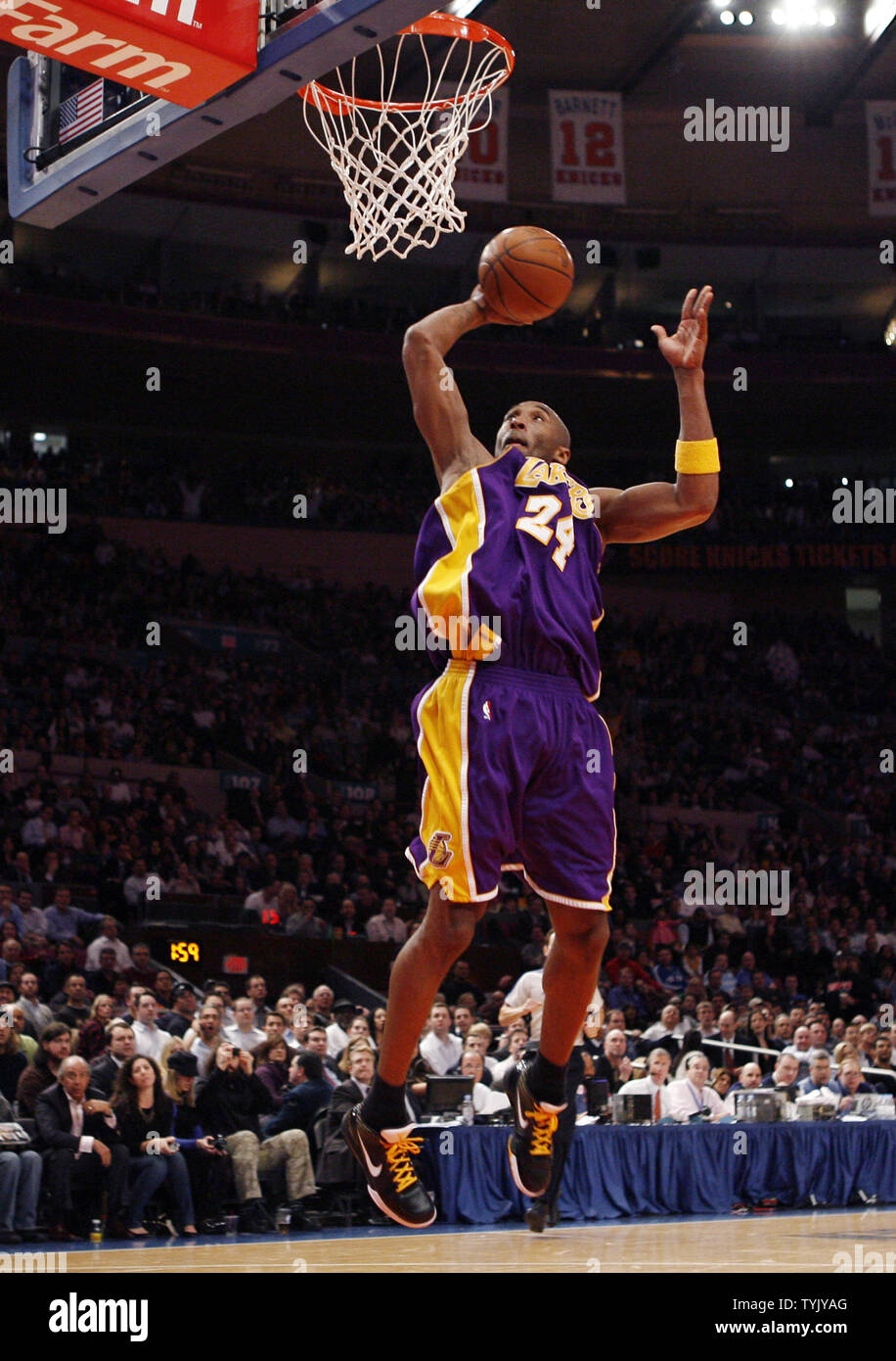 2,066 Kobe Bryant Dunk Stock Photos, High-Res Pictures, and Images