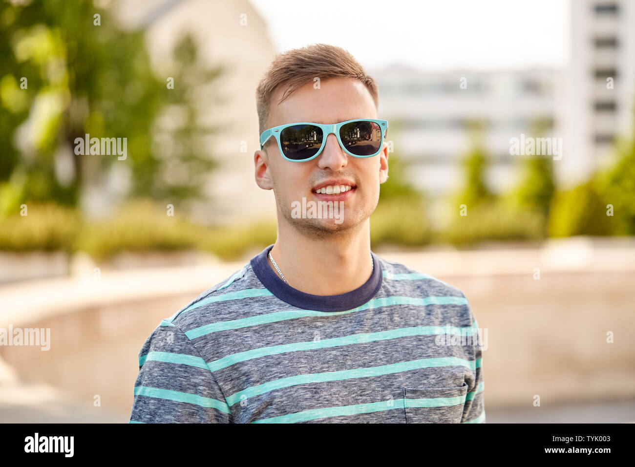 Portrait guy in sunglasses hi-res stock photography and images - Alamy