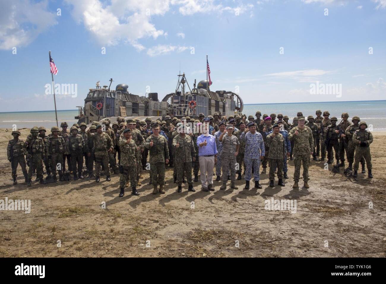 SABAH PROVINCE, Malaysia (Nov. 13, 2016) Senior leadership from the Malaysian Armed Forces, U.S. military and U.S. Embassy Kuala Lumpur stand with Malaysia-U.S. troops to give a “thumbs up” after the Final Exercise of Exercise Tiger Strike 16, Nov. 13, 2016. FINEX consisted of a bilateral amphibious assault. The Malaysia-U.S. forces launched from the USS Makin Island (LHD 8) in MV-22 Ospreys to an objective area where they worked together to secure an enemy held position. Tiger Strike is an opportunity for Malaysia and the United States armed forces to strengthen military-to-military partnersh Stock Photo