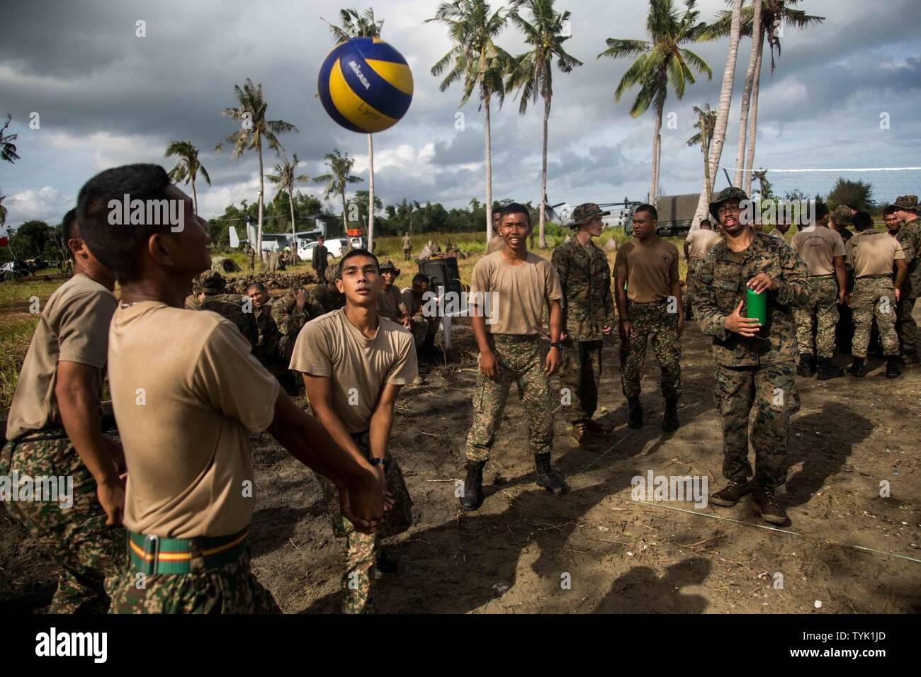 Sabah Province Malaysia November 11 2016 Soldiers With 7th Battalion Royal Malay Regiment Take Part In Hitting Around A Volleyball And Engaging In Small Talk With Marines Of The 11th Marine Expeditionary