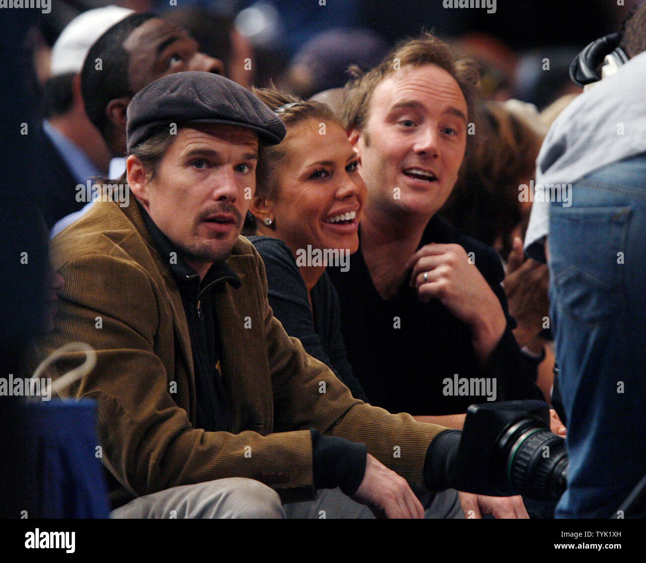 Ethan Hawke, Nikki Cox and Jay Mohr (R) watch the New Jersey Nets play the New York Knicks at Madison Square Garden in New York City on March 18, 2009. The Nets defeated the Knicks 115-89.    (UPI Photo/John Angelillo) Stock Photo