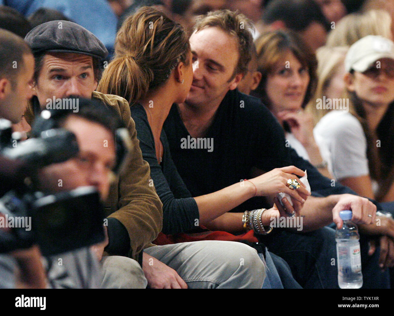 Nikki Cox and Jay Mohr kiss while the New Jersey Nets play the New York Knicks at Madison Square Garden in New York City on March 18, 2009. The Nets defeated the Knicks 115-89.    (UPI Photo/John Angelillo) Stock Photo