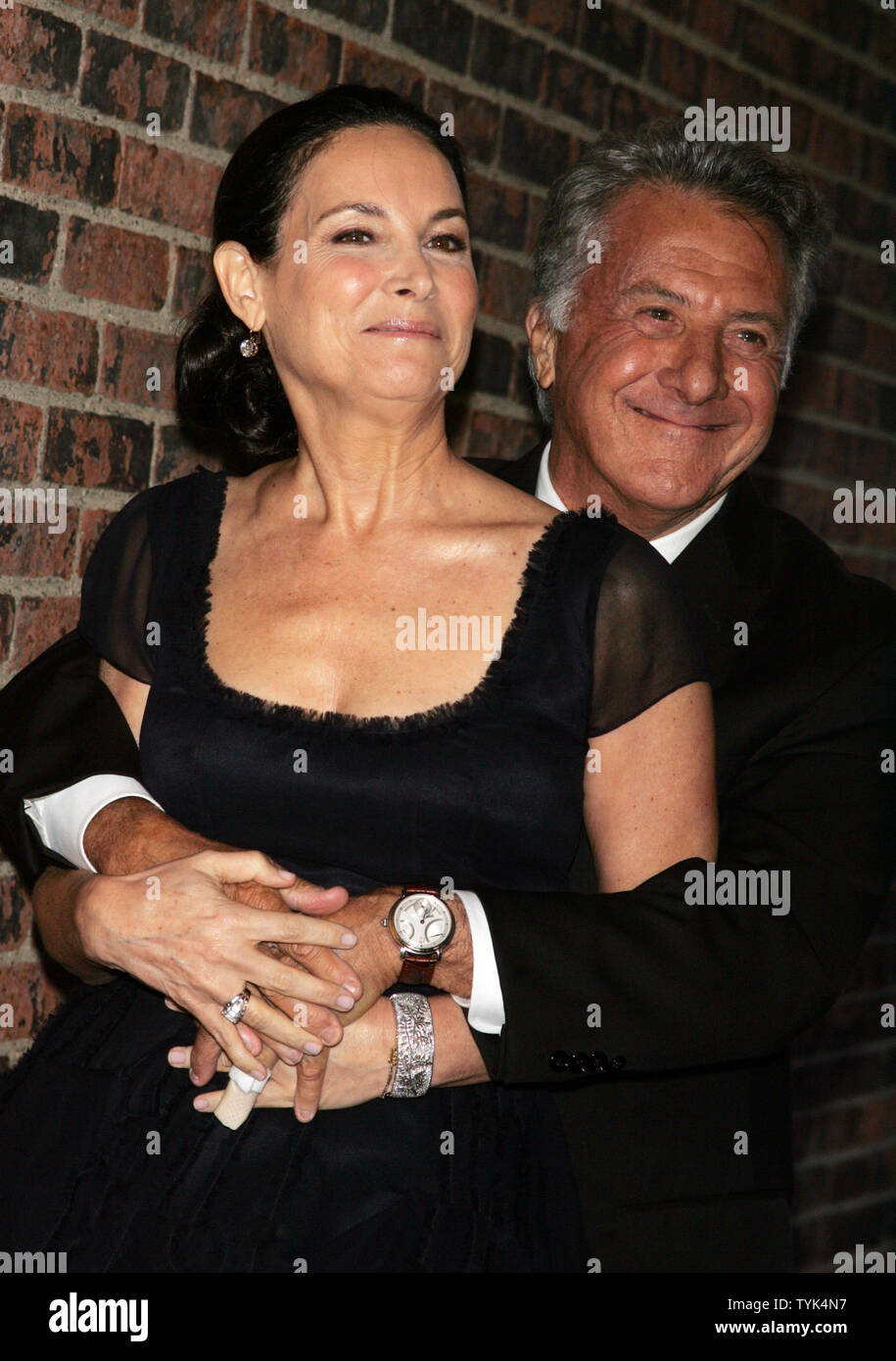 Dustin Hoffman and wife Lisa arrive for the Fragrance Foundation 2009