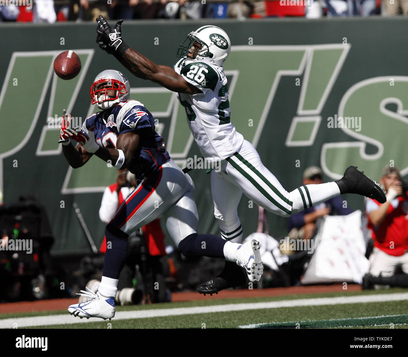 New England Patriots quarterback Tom Brady throws a pass against the New  York Jets at Giants Stadium in East Rutherford, New Jersey on September 9,  2007. (UPI Photo/John Angelillo Stock Photo - Alamy