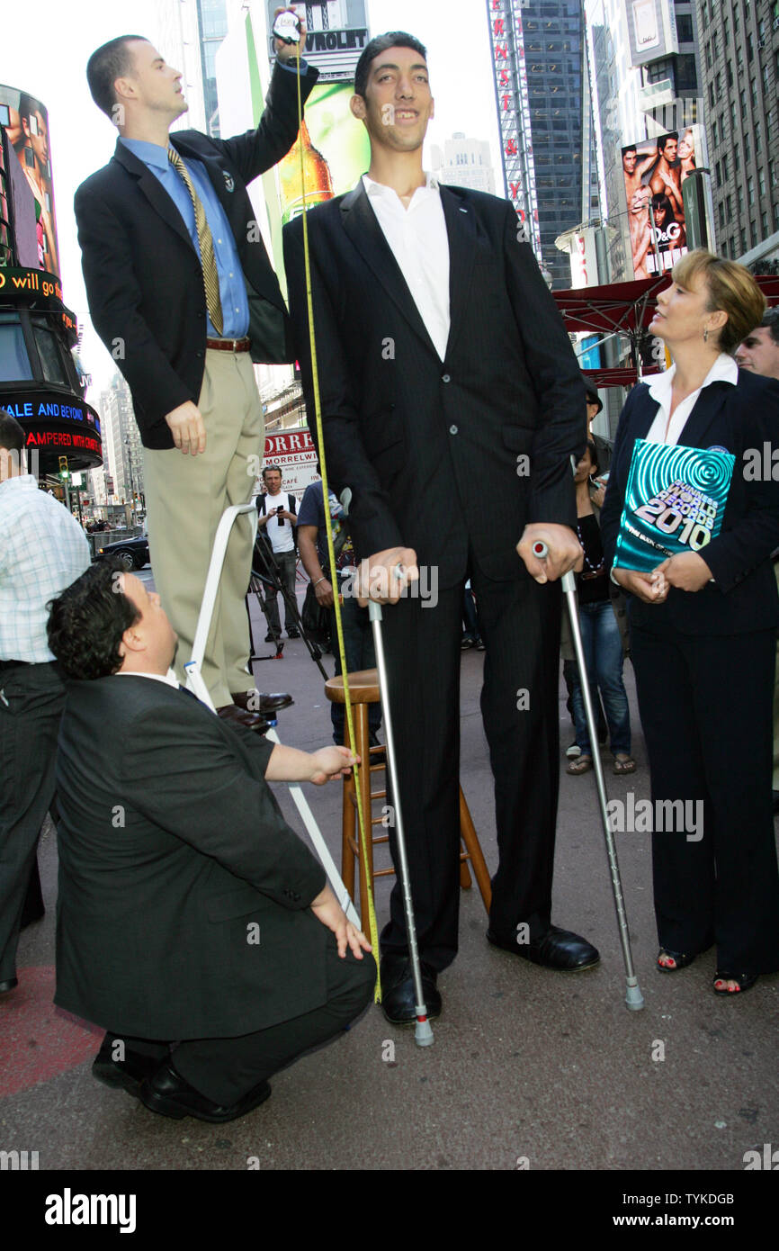 Sultan Kosen Receives His Official U S Measurement To Enter The Guinness Book Of World Records As The Tallest Man In The World 8 Feet 1 Inch Tall In Times Square In New